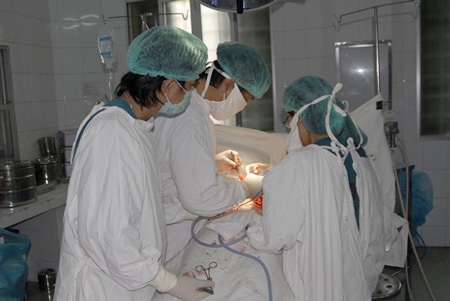 Ham làm đẹp bất chấp tính mạng - 1 Làm đẹp tại những cơ sở thẩm mỹ có uy tín. Ảnh do BS cung cấp.