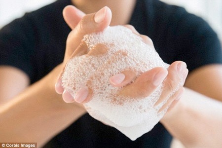 Nghiên cứu mới về chất gây ung thư triclosan trong xà phòng, kem đánh răng - 1 Xà phòng diệt khuẩn cũng có thể gây ra những vấn đề đối với
sức khỏe
