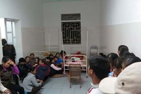 Sản phụ chết thảm, hàng trăm người dân vây trạm y tế xã - 3 Đến 20 giờ 24-11, thi thể sản phụ vẫn chưa được đưa về nhà