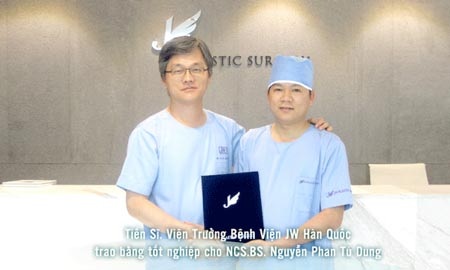 Bác Sĩ Nguyễn Phan Tú Dung - Người duy nhất nhận tác quyền Nâng mũi S line tại Việt Nam - 3 BS. Man Koon Suh
trao bằng tốt nghiệp cho BS. Tú Dung