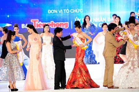 Bác Sĩ Nguyễn Phan Tú Dung - Người duy nhất nhận tác quyền Nâng mũi S line tại Việt Nam - 7 Giấy phép hoạt động
hợp pháp của Thẩm mỹ viện JW Hàn Quốc