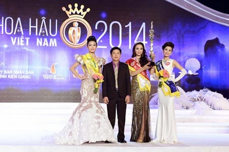 Nâng mũi SLine- Xu hướng thẩm mỹ hiện nay - 8 Ts.Bs
Nguyễn
Phan Tú Dung chụp
ảnh
kỷ
niệm
cùng tân HHVN 2014 và 2 Á hậu
