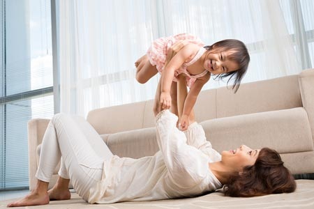 Nhà sạch thì mát, bát sạch ngon cơm - 1 Yên tâm cho con nhỏ thoả sức nô đùa khi sàn nhà được lau
chùi sạch khuẩn
