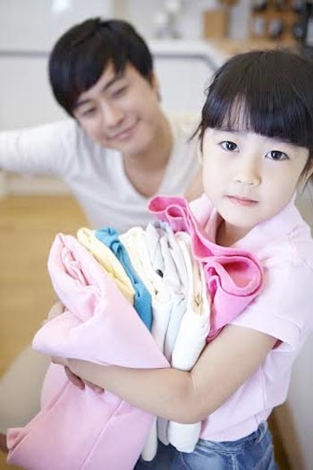 Nhà sạch thì mát, bát sạch ngon cơm - 2 Yên tâm cho con nhỏ thoả sức nô đùa khi sàn nhà được lau
chùi sạch khuẩn