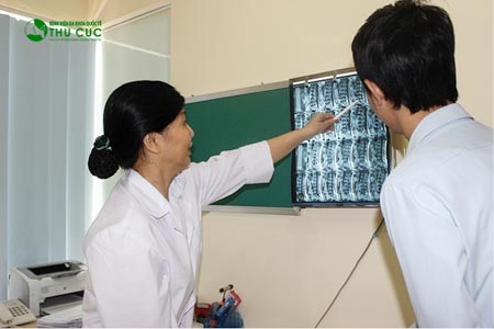 Phát hiện thoát vị đĩa đệm từ chứng đau lưng - 3 Bác sĩ tại Bệnh viện Thu Cúc đang khám cho người bệnh thoát
vị đĩa đệm cột sống thắt lưng.