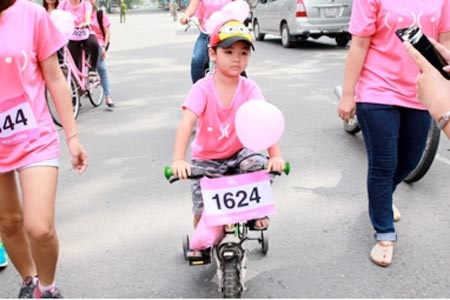 Một năm hoạt động sôi nổi của những Chiến binh hồng - 2 Chiến binh hồng nhí đặc biệt tham gia Ngày Hội Hồng.