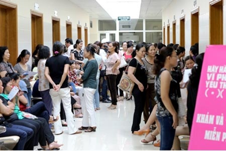 Một năm hoạt động sôi nổi của những Chiến binh hồng - 3 Hoạt động thăm khám tầm soát ung thư vú miễn phí của dự án
“Vì phụ nữ, Vì ngày mai”.