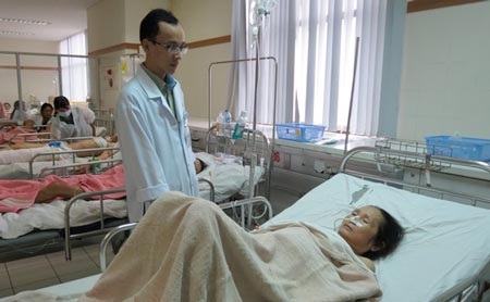 Nhiều người nhập viện vì ăn hồng giòn - 1 Bệnh nhân Bùi Thị Kiều đang được chăm sóc sau phẫu thuật. Ảnh
Q.Nhật