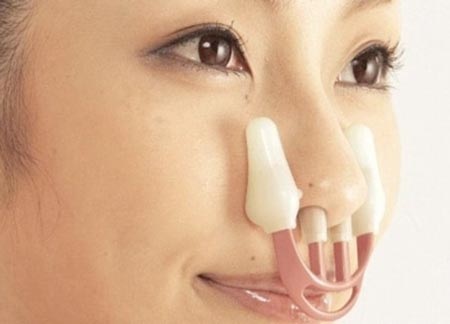 Đổ xô nâng cấp mũi bằng... kẹp nâng mũi Trung Quốc - 2 Chỉ cần chịu đau đớn 10 - 15 phút mỗi ngày với
kẹp nâng mũi quả là điều hy hữu. Ảnh minh họa