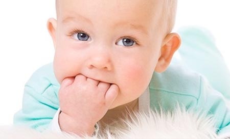 Giải mã thói quen mút tay ở trẻ - 2 Tật ngậm mút tay
ở trẻ rất khó thay đổi