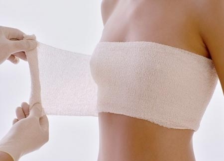 Những cách làm đẹp kỳ cục của phái nữ: Nghe nhạc nâng ngực - 2 Vòng 1 hấp
dẫn luôn là khát khao của nhiều phụ nữ. Ảnh minh họa