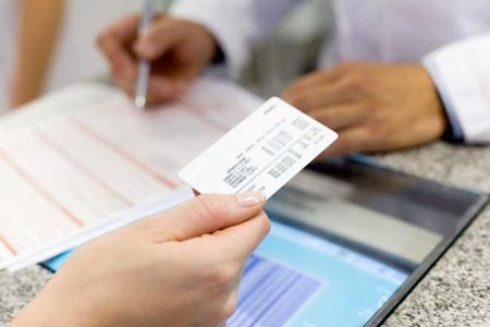 12 vật dụng chăm sóc sức khỏe không thể thiếu hàng ngày - 1 1. Thẻ bảo hiểm