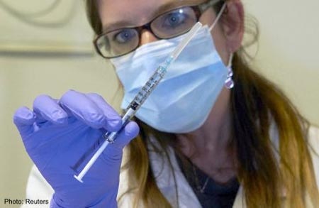 Một mũi hay hai?
Nhiều câu hỏi trong cuộc đua phát triển vắc xin Ebola