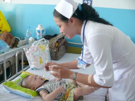 Khuyến cáo dùng thuốc trị tiêu chảy cấp ở trẻ - 1 Khi trẻ bị tiêu chảy, cần cho trẻ uống oresol theo đúng liều
lượng để phòng mất nước.