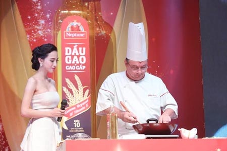 Dầu gạo - Ứng dụng công nghệ cao, nâng giá trị hạt lúa - 2 Chuyên gia ẩm thực - Đầu bếp năm sao quốc tế Didier Corlou
thực hiện các món ăn bằng dầu gạo