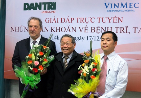 Phó tổng biên tập báo Điện tử Dân trí tặng hoa chào mừng 2 chuyên gia 