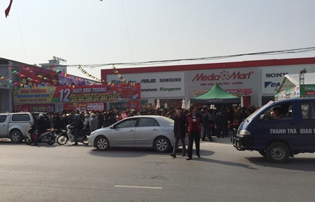 Đổ xô mua hàng điện máy giảm giá “khủng” mùa Giáng sinh