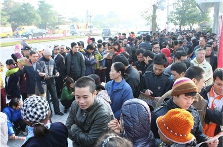 Khách hàng đứng chật
kín vỉa hè chờ siêu thị mở cửa