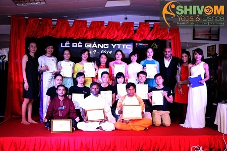 Shivom Yoga & Dance và Ước mơ Yoga thực sự - 1 Các học viên nhận bằng trong lễ bế giảng khóa 1