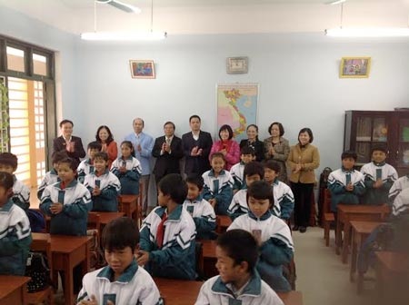 Mùa đông năm nay, học sinh nghèo ở A Lưới đã có áo ấm - 1 Ông Nguyễn Văn Thành, Phó giám đốc công ty Long Hải tặng quà
và áo rét cho học sinh A Lưới