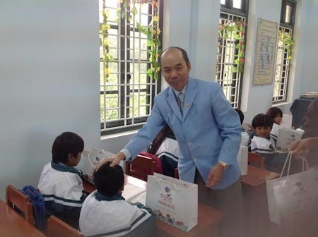 Mùa đông năm nay, học sinh nghèo ở A Lưới đã có áo ấm - 2 Ông Nguyễn Văn Thanh, Phó giám đốc công ty Long Hải tặng quà và áo rét cho học sinh A Lưới