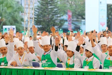 Siêu lẩu với 3.000 lít nước dùng - 1 Hơn 300 đầu bếp đến từ các nhà hàng khách sạn trong Hà Nội....