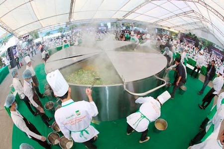 Siêu lẩu với 3.000 lít nước dùng - 3 ... trên chiếc nồi lẩu lớn nhất Việt Nam...