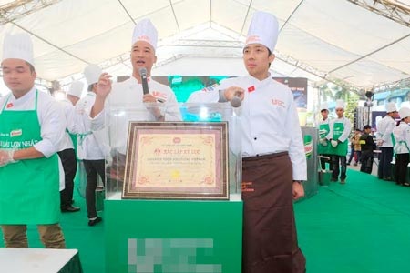 Siêu lẩu với 3.000 lít nước dùng - 4 ... được Tổ chức Kỷ lục Việt Nam chứng nhận...