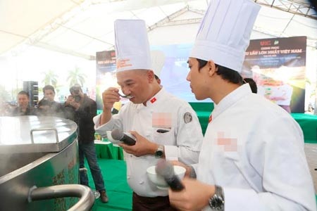 Siêu lẩu với 3.000 lít nước dùng - 5 Đầu bếp nổi tiếng Phạm Tuấn Hải và nghệ sĩ Trấn Thành nếm siêu lẩu trước khi....