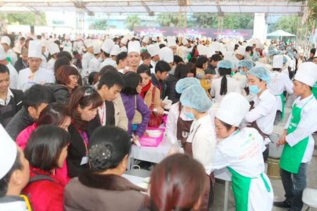 Siêu lẩu với 3.000 lít nước dùng - 6 ... mời 2.000 thực khách cùng thưởng thức.