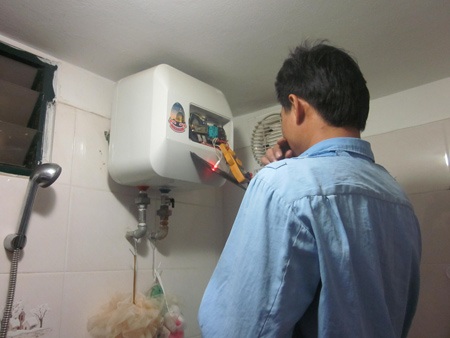 Ngộ độc khí CO khi dùng lò sưởi và bình nước nóng mùa đông - 1 Bình nước nóng bị rò là một trong những nguyên nhân gây ngộ
độc khí CO. Ảnh minh họa
