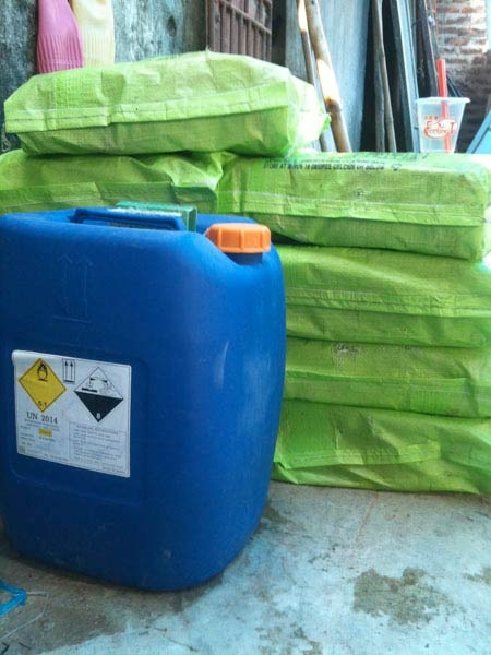 Những can ôxy già được
dùng tẩy mực tại cơ sở của ông Tứ.