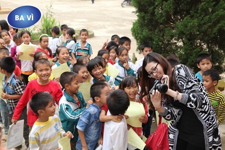 Sứ mệnh 8 triệu nụ cười Việt Nam chọn Ba Vì làm điểm đến đầu tiên - 2 Á hậu Tú Anh chụp hình cùng các em nhỏ đang cầm phiếu chờ đến
lượt được khám răng