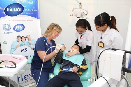 Sứ mệnh 8 triệu nụ cười Việt Nam chọn Ba Vì làm điểm đến đầu tiên - 3 Một em nhỏ của trường dạy trẻ khuyết tật trí tuệ Hoa Mai (Hà
Nội) được cô nha sĩ người Mỹ chăm sóc