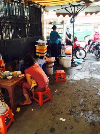 Hàng quán vô tư bán bênh cạnh nắp cống
