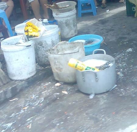 Hai chiếc thùng có
nhiệm vụ làm sạch hàng trăm bát, đũa, muỗng mỗi ngày