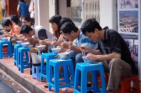Hạn chế thói quen ăn
uống bên ngoài