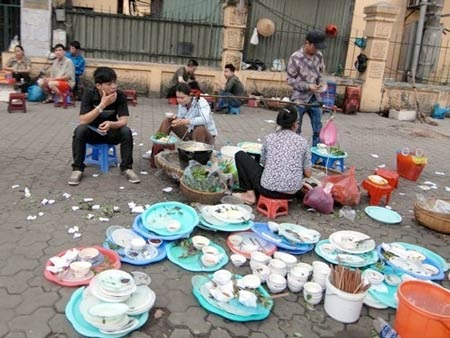 Vật dụng của các quán ăn không đảm bảo vệ sinh có thể gây ra
nhiều mầm bệnh