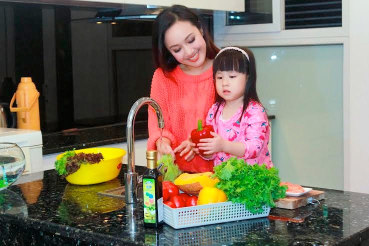 Cùng BTV Hoài Anh tìm hiểu bí quyết giúp trẻ ăn ngon từ chuyên gia dinh dưỡng - 1 BTV Hoài Anh và con gái