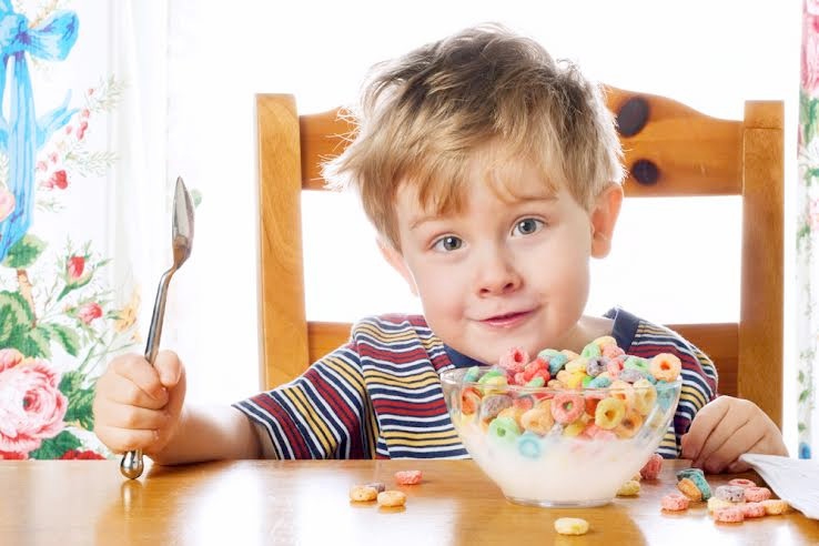 Giúp trẻ hiếu động hết biếng ăn - 1 Chuyện ăn của trẻ hiếu
động