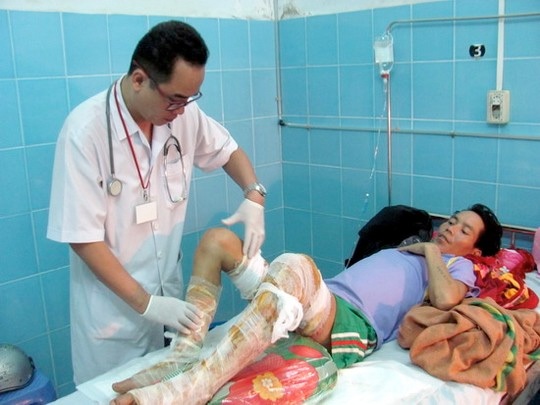 Ngủ mê mệt, chân cháy đen không hay - 1 Bác sĩ Võ Nam Định kiểm tra vết thương do bỏng của bệnh nhân
Đinh Văn Hải.