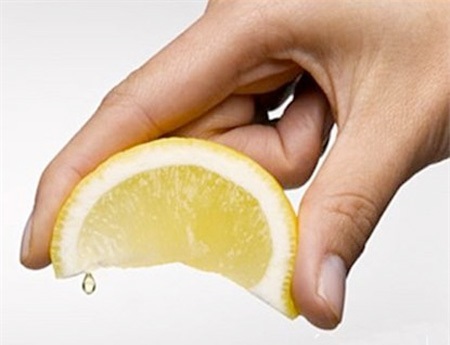 5 cách giải cứu làn da bị ngứa ngáy - 2 Nước chanh kháng khuẩn, giảm viêm