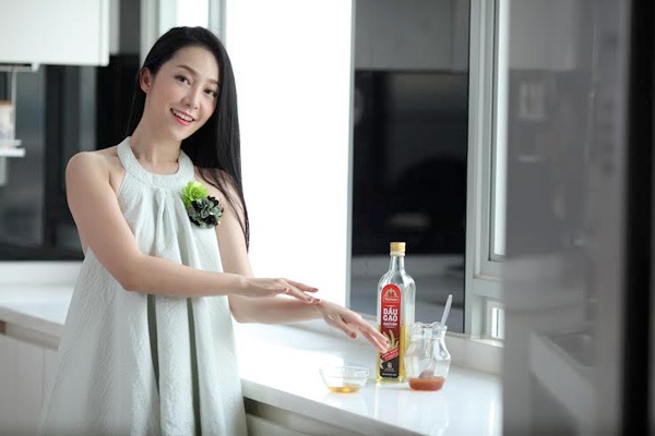 Linh Nga không quên dưỡng da tay với dầu gạo và mật ong sau
mỗi lần ra nắng
