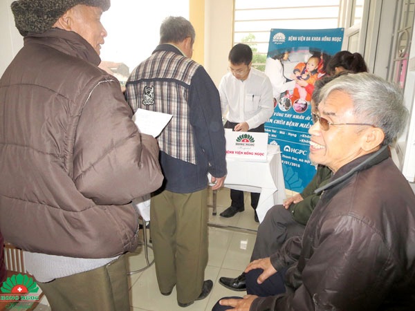 Khám cấp thuốc miễn phí cho 300 người nghèo huyện Thanh Oai - 1 Chương trình thăm khám nhận được sự hưởng ứng nhiệt tình của
người dân