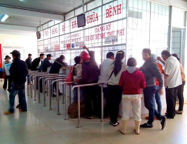 Hơn 32.000 thẻ BHYT học sinh sai ngày tháng sinh - 1 Hơn 32.000 thẻ BHYT có trùng ngày tháng 01/01của
học sinh gây xôn xao dư luận Đắk Lắk