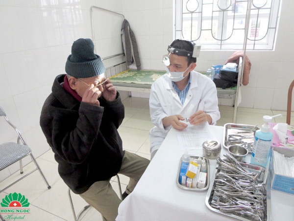 Khám cấp thuốc miễn phí cho 300 người nghèo huyện Thanh Oai - 2 Bác sĩ BV Hồng Ngọc khám và tư vấn sức khoẻ cho người dân