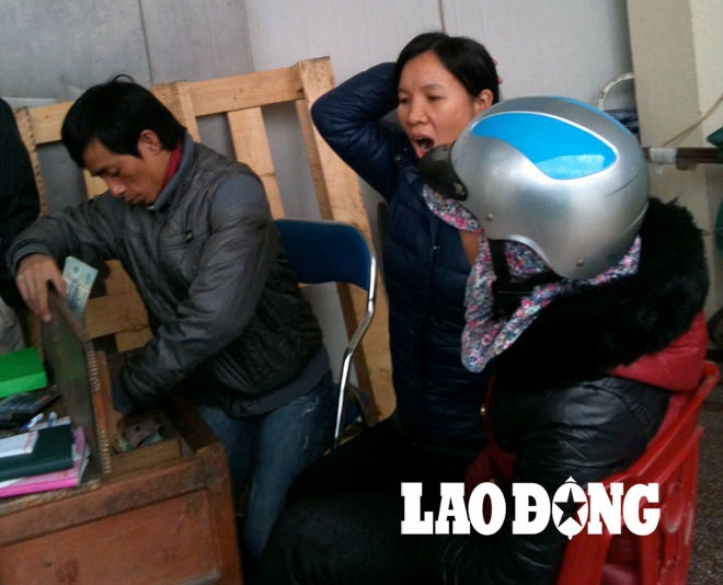 Kỳ 2: Truy tìm nguồn gốc mực giá bèo trong đường dây tẩy trắng, tiêu thụ mực bẩn - 3 Cường (bên trái) cho biết: Toàn bộ mực giả rẻ được nhập về từ
Đài Loan.