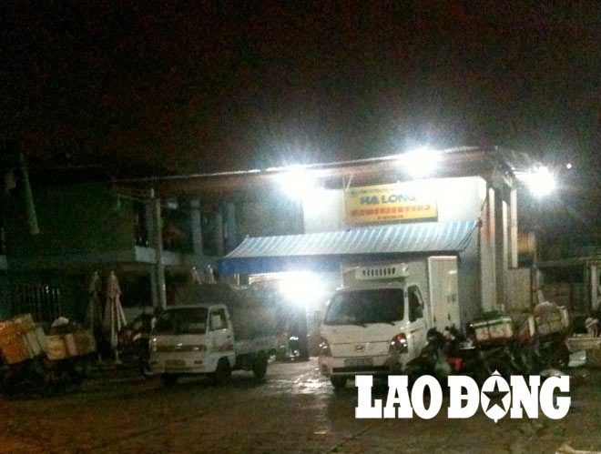 Kỳ 2: Truy tìm nguồn gốc mực giá bèo trong đường dây tẩy trắng, tiêu thụ mực bẩn - 4 Cường (bên trái) cho biết: Toàn bộ mực giả rẻ được nhập về từ
Đài Loan.
