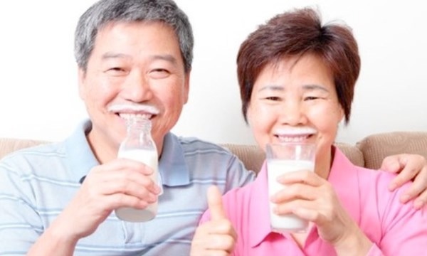Chỉ uống sữa không giải quyết được tình trạng loãng xương - 1 Chỉ uống sữa không giải quyết được tình trạng loãng xương