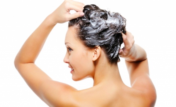 7 sai lầm hay gặp khi tắm - 1 4. Gội đầu hằng ngày